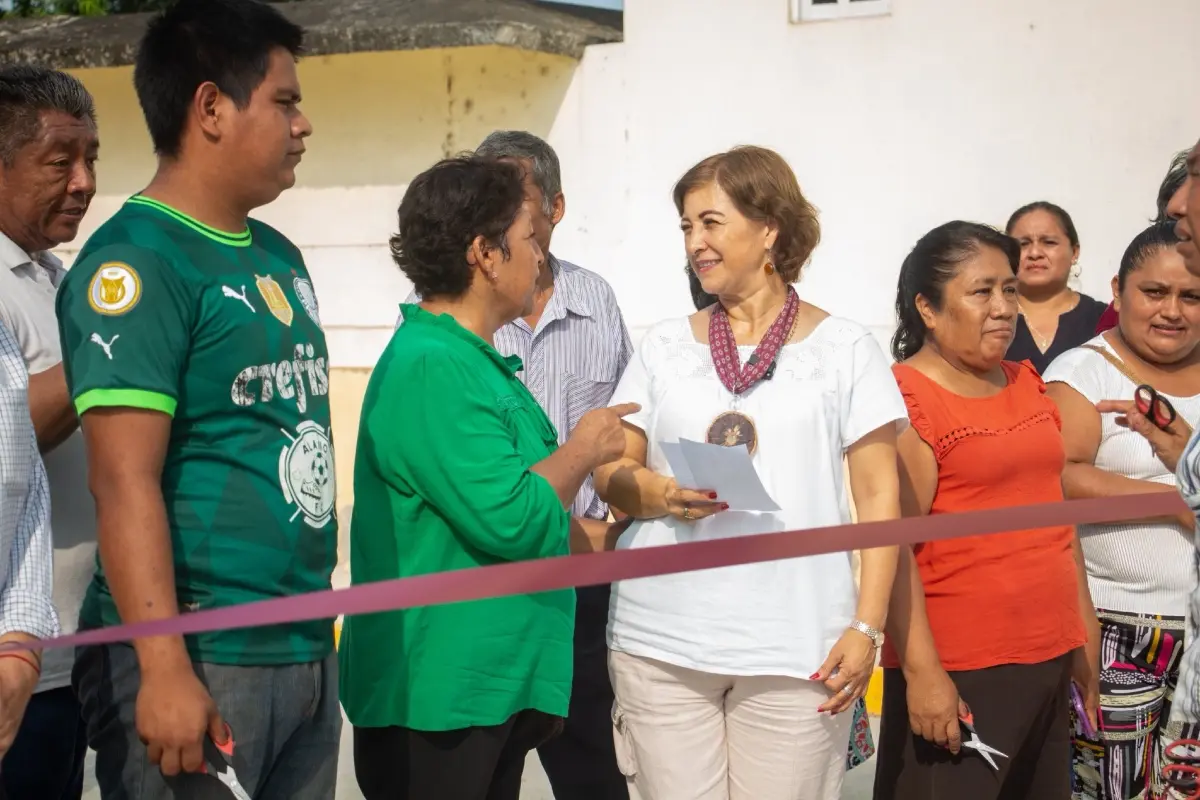 Lilia Arrieta con pobladores de Álamo Foto: Facebook Lilia Arrieta