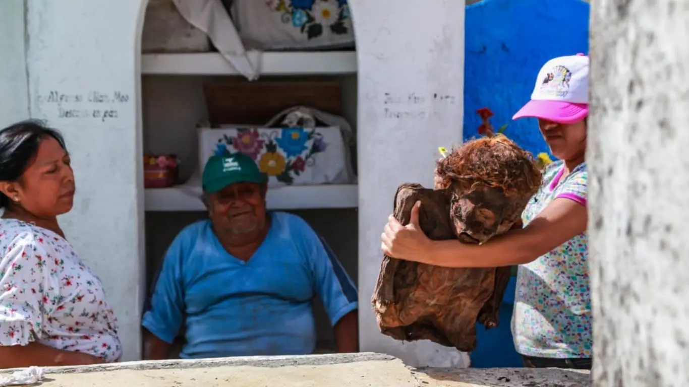 ¿Cómo y porqué se realiza la limpieza de huesos en el cementerio de Pomuch?. Foto: Tuliam Pérez Bocanegra