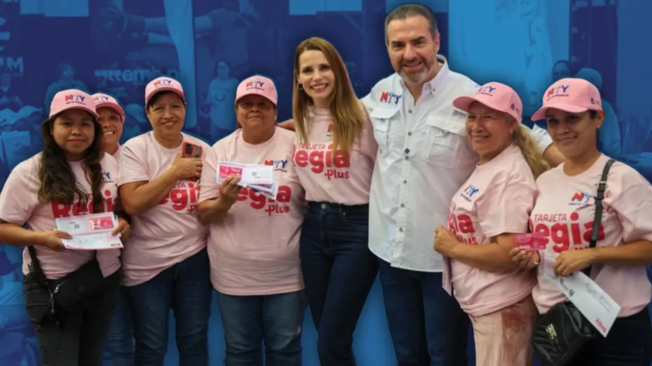 Alcalde Adrián de la Garza, acompañado por su esposa y presidenta del DIF, Gaby Oyervides Foto: Gobierno de Monterrey