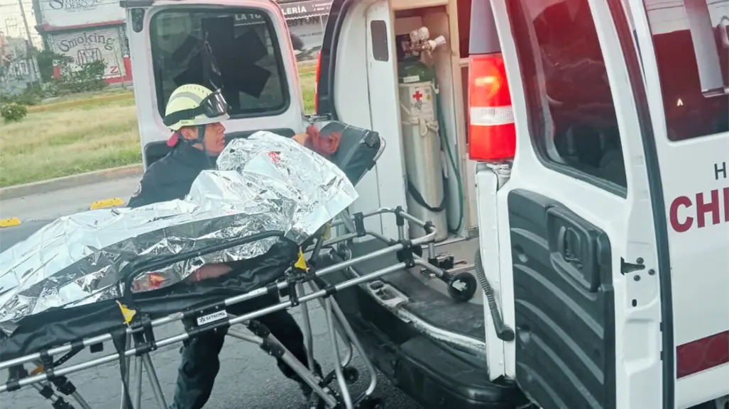 Policías de Chimalhuacán auxilian a mujer que dio a luz a bebé en plena vía pública del Edomex