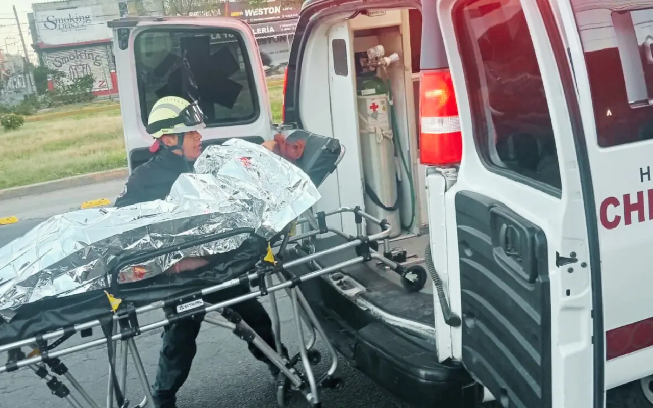 Mujer es trasladada por una ambulancia de Chimalhuacán tras dar a luz en la vía pública. Foto: Especial