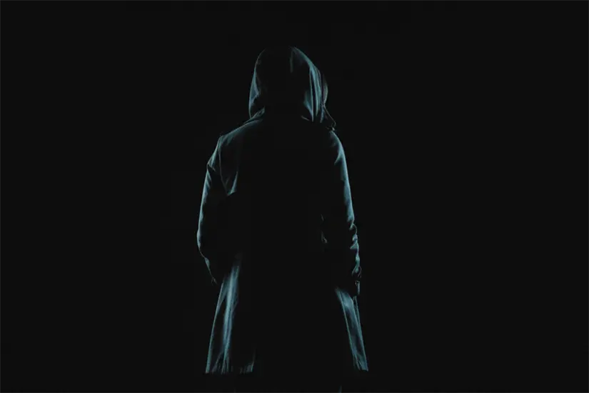 Mujer cubriendo su identidad, en fondo negro|  Gemini IA