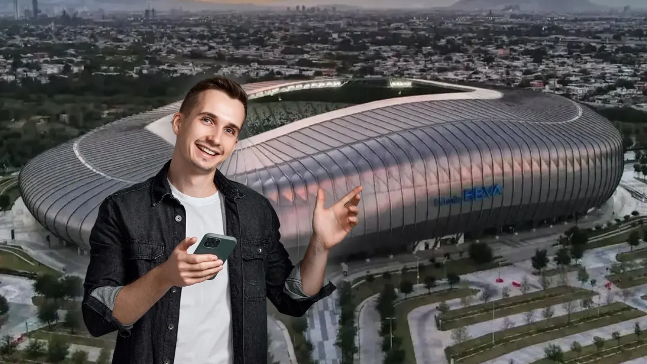 Un hombre con celular y de fondo el Estadio BBVA. Foto: Composición Canva