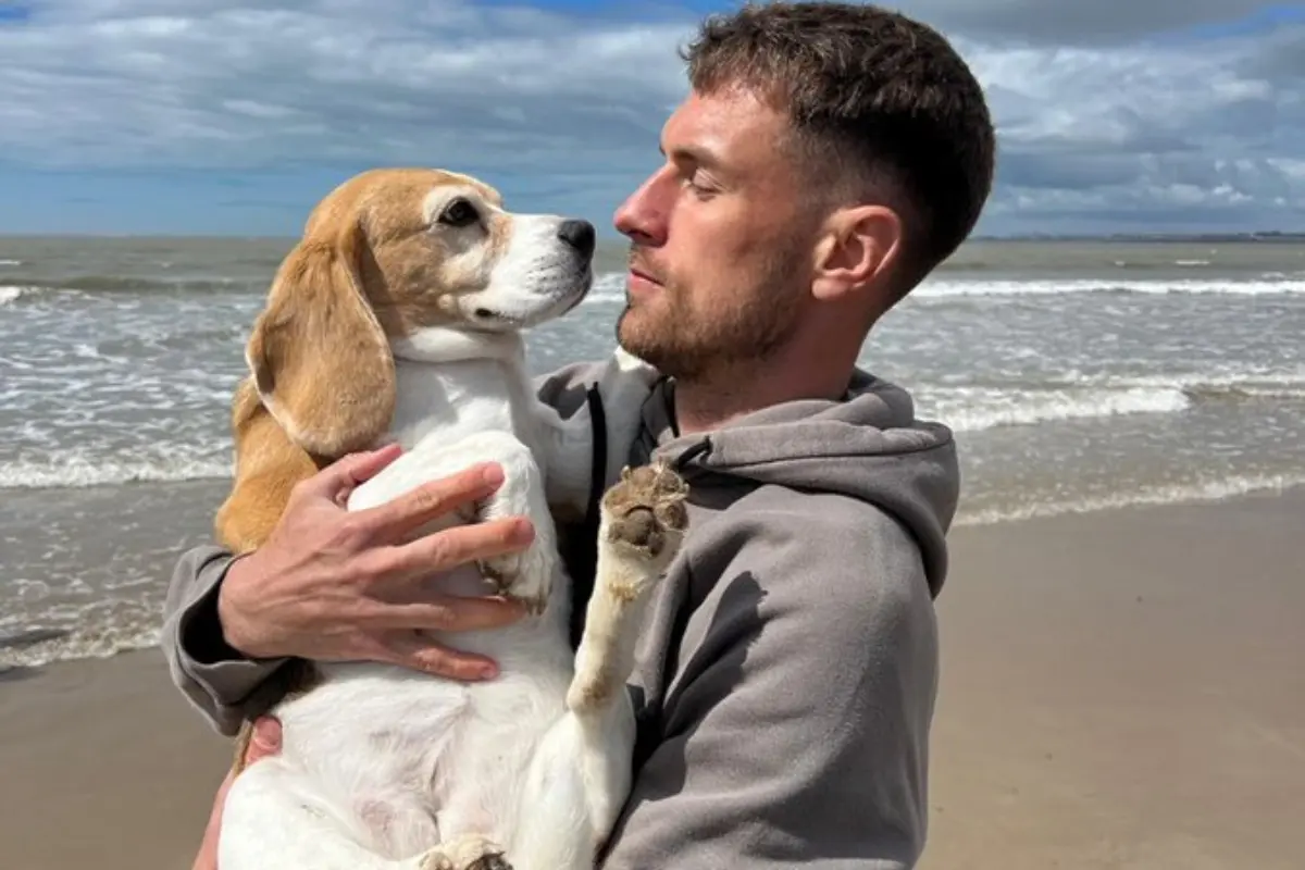 Aaron Ramsey cargando a su perrita Halo Foto: X(Twitter) @aaronramsey