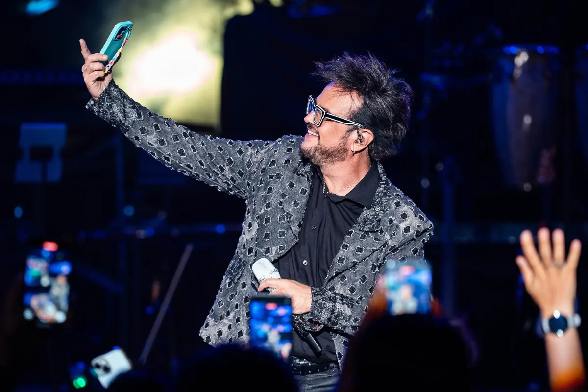 Alex Syntek se presentará en el Teatro del Pueblo durante la Feria Tamaulipas 2025; un concierto gratuito para los asistentes.