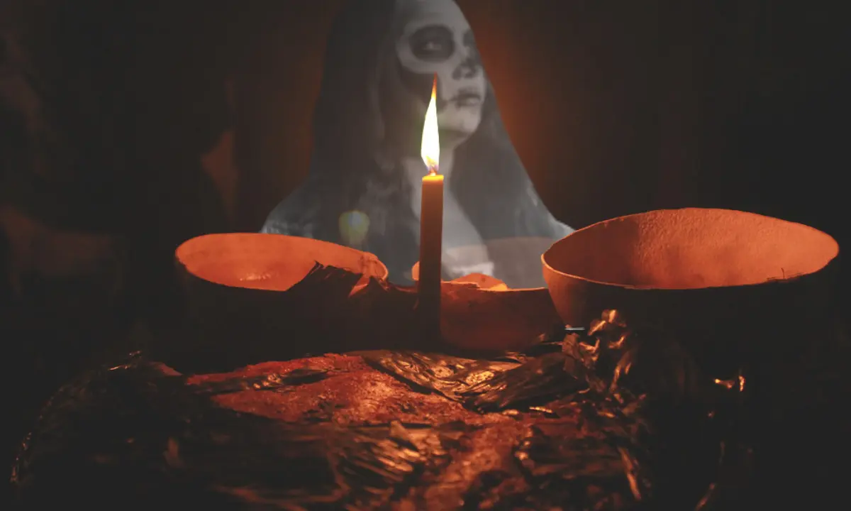 Esta ofrenda para las almas solitarias suele estar presente en casas y cementerios Foto: Alex Conde/Redes Sociales