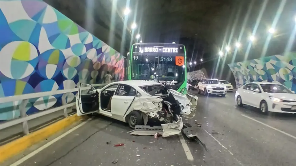 Choque entre ruta urbana y auto causa caos vial en la Loma Larga