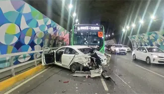 Choque entre ruta urbana y auto causa caos vial en la Loma Larga