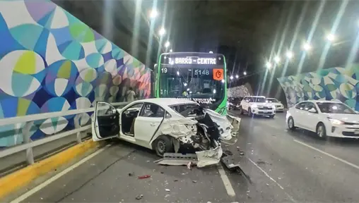 Choque entre ruta urbana y auto causa caos vial en la Loma Larga Choque entre ruta urbana y auto causa caos vial en la Loma Larga