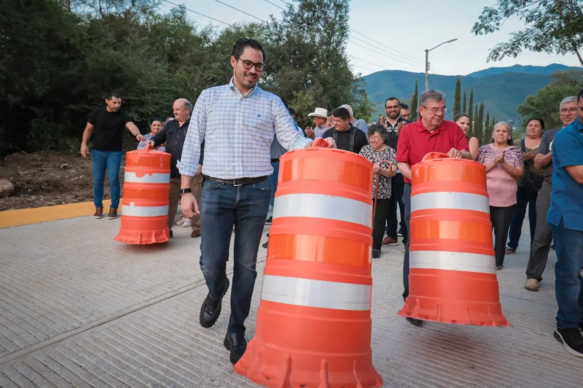 El alcalde de Santiago, David de la Peña, entregó obras en la calle Ignacio Rodríguez, en la comunidad de San Pedro. Foto: Gobierno de Santiago