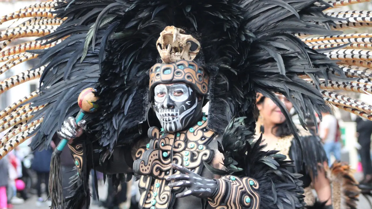 Desfile Catrín Valle 2024. Foto: X/ @EdomexTurismo (Canva)