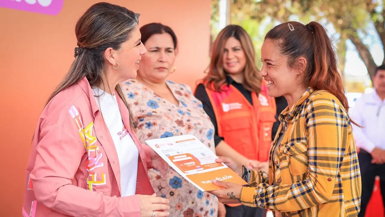 Secretaria de Igualdad e Inclusión de Nuevo León, Martha Herrera, entregando el apoyo Foto: Gobierno de Nuevo León