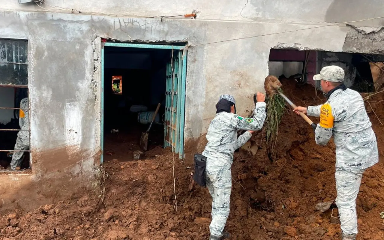 Personal militar remueve escombros de una vivienda. Foto: X (@Defensamx1)