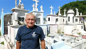 Janal Pixán 2025: la vida entre tumbas de don Sergio, sepulturero del Cementerio General de Mérida
