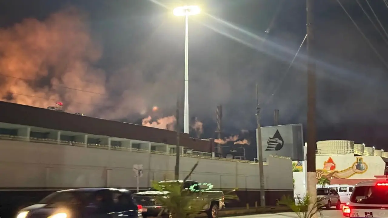 El masculino, perdió la vida tras caer desde lo alto de la torre CT-1000N donde realizaba trabajos de mantenimiento en los terrenos correspondientes a la Puerta 6, en Ciudad Madero. Foto: PEMEX
