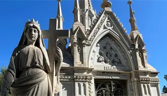 Descubre el mausoleo del Panteón Santiago en Saltillo, réplica del Santuario de Guadalupe