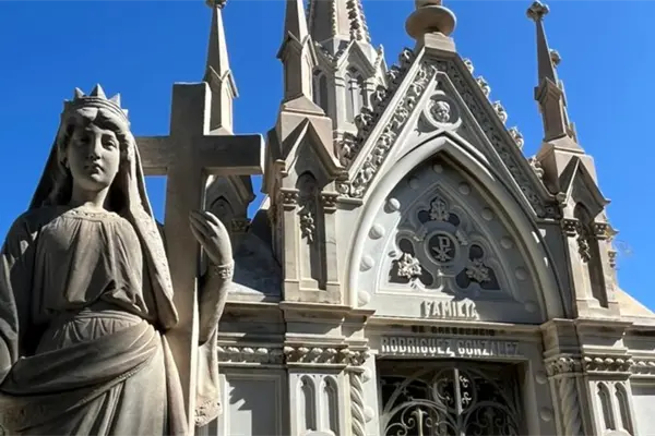 Descubre el mausoleo del Panteón Santiago en Saltillo, réplica del Santuario de Guadalupe