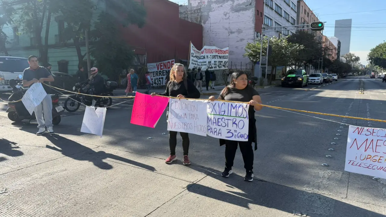 Personas realizando bloqueo en CDMX. Foto: Ramón Ramírez