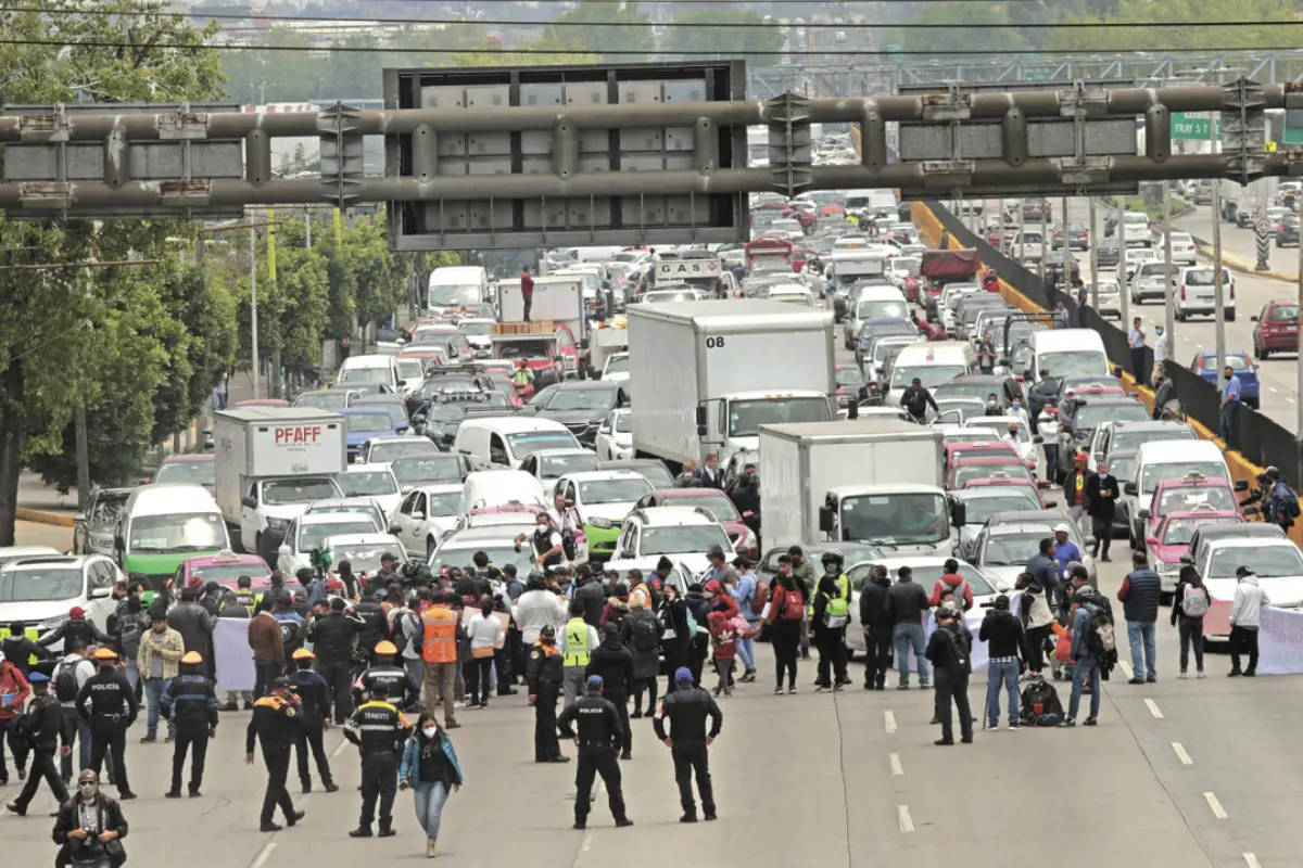 mega bloqueo de transportistas en las salidas de CDMX. Foto: @alikael18 | Canva