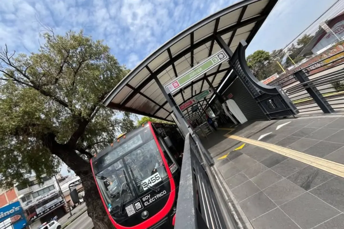 Metrobús de CDMX. Foto: @Metrobús | Canva