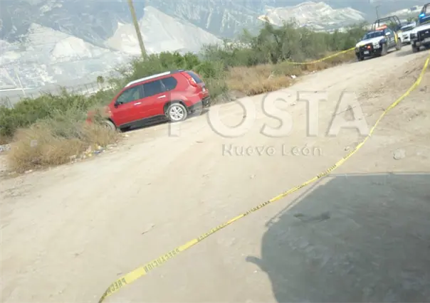 Localizan a mujer sin vida dentro de camioneta en Santa Catarina