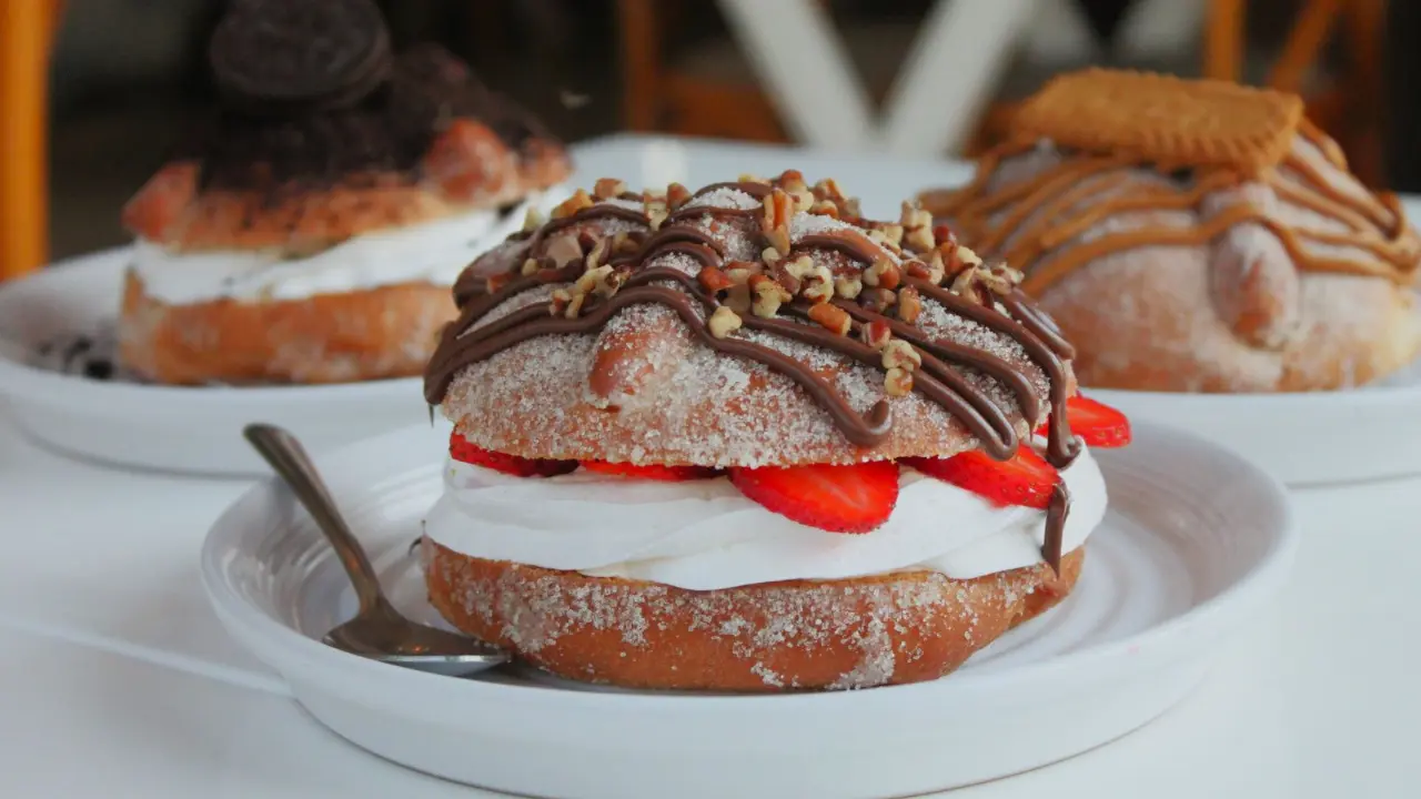 Diferentes tipos de coberturas y rellenos de pan de muerto se encuentran en las cafeterías y panaderías de Reynosa | Foto: Café Las Flores Mx