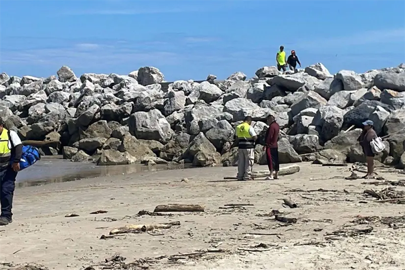 imagen recuadro La pareja ingresó al mar en un punto señalizado como peligroso. Foto: Axel Hassel