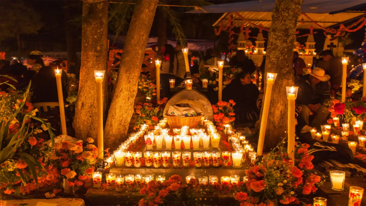 Panteón de Pátzcuaro en Día de Muertos. Foto: Gobierno de México