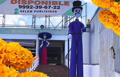 Adornos alusivos al Día de Muertos embellecen La Placita en Mérida