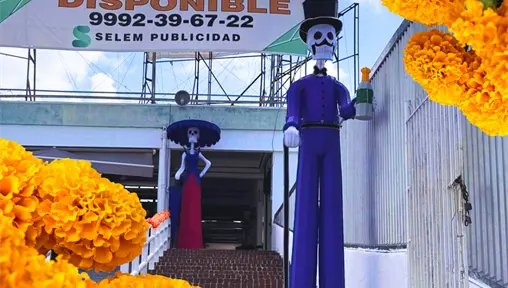 Adornos alusivos al Día de Muertos embellecen La Placita en Mérida Adornos alusivos al Día de Muertos embellecen La Placita en Mérida