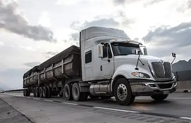 Víctor Castro propone prohibir tráileres de doble remolque en BCS: esto dijo