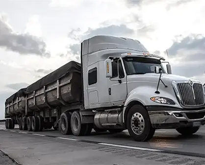 Víctor Castro propone prohibir tráileres de doble remolque en BCS: esto dijo