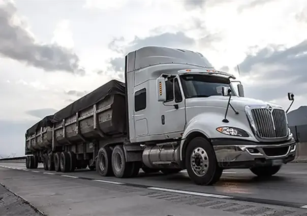 Víctor Castro propone prohibir tráileres de doble remolque en BCS: esto dijo