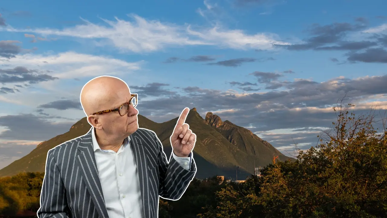 Un hombre señalando y el cerro de la Silla. Foto: Canva