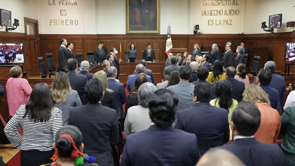 ¡Error en la Suprema Corte! Reproducen música de salsa en lugar del Himno Nacional | VIDEO