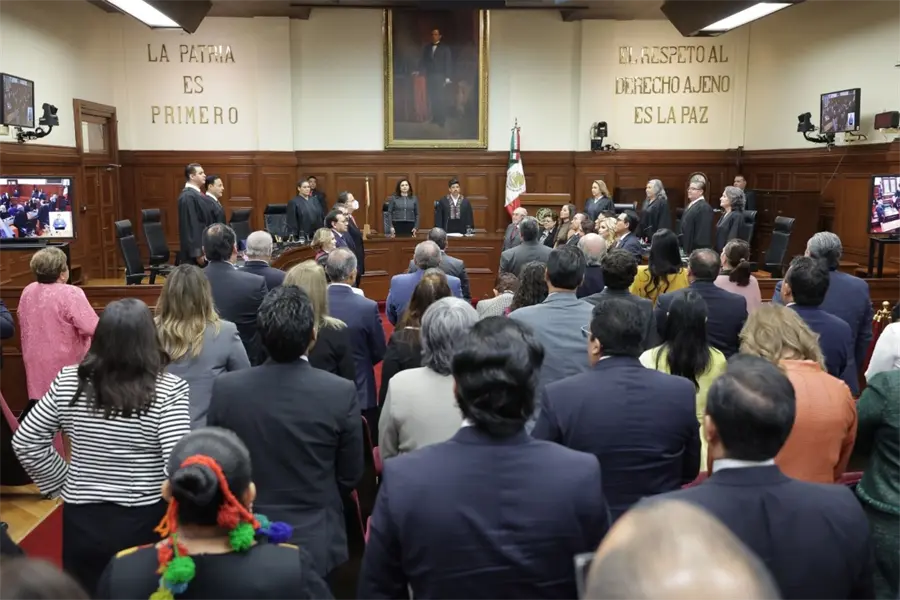¡Error en la Suprema Corte! Reproducen música de salsa en lugar del Himno Nacional | VIDEO