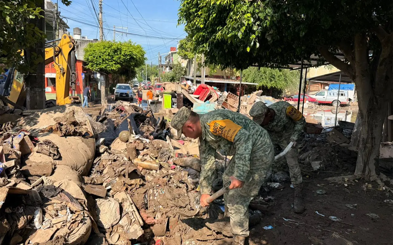 Personal militar removiendo escombros. Foto: X (@Defensamx1)