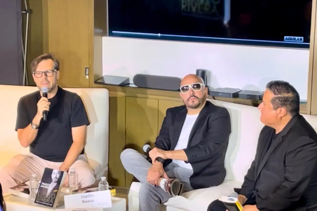 Lupillo Rivera llegó acompañado por los documentalistas y entrevistadores Juan Manuel Navarro y Javier León Herrera, quienes hicieron posible la realización de Tragos Amargos. (FOTOS: Luis Ortega, Alejandro Bautista POSTA ENTRETENIMIENTO)