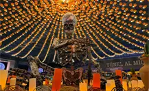 En Atlixco ponen 17 catrinas monumentales entre campos de cempasúchil y el Pueblo Mágico En Atlixco ponen 17 catrinas monumentales entre campos de cempasúchil y el Pueblo Mágico