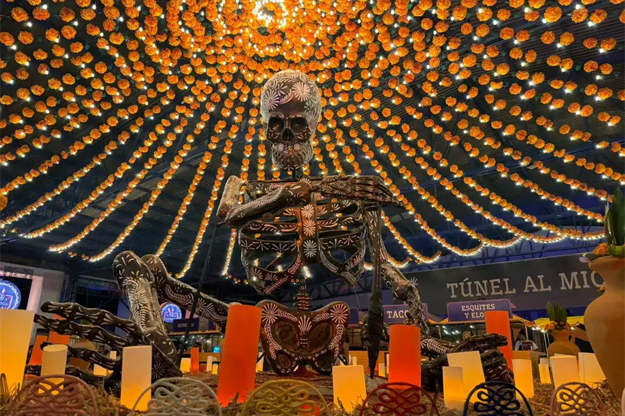 En Atlixco ponen 17 catrinas monumentales entre campos de cempasúchil y el Pueblo Mágico
