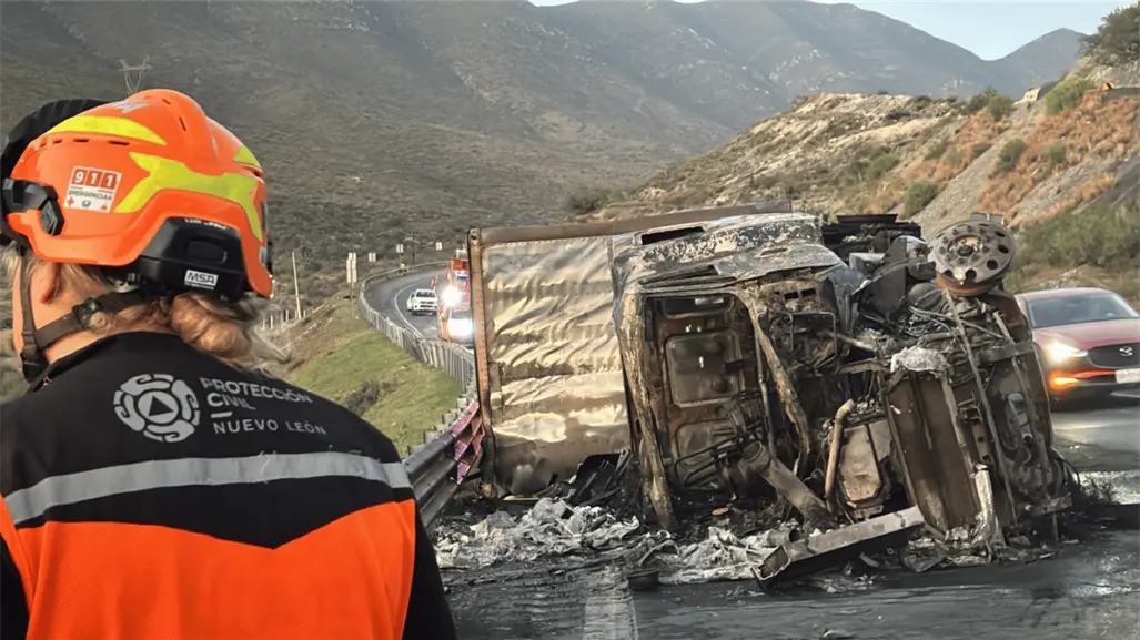 Tráiler vuelca y se incendia en carretera Monterrey-Saltillo