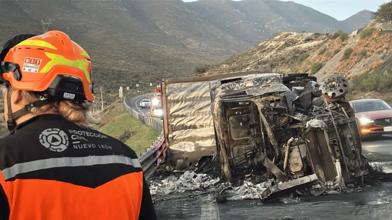 Atienden accidente vial e incendio en la carretera Monterrey-Saltillo. Foto: PCNL.