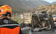 Tráiler vuelca y se incendia en carretera Monterrey-Saltillo Tráiler vuelca y se incendia en carretera Monterrey-Saltillo