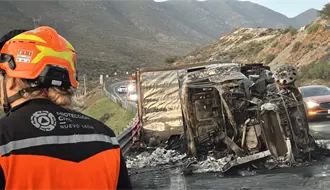 Tráiler vuelca y se incendia en carretera Monterrey-Saltillo