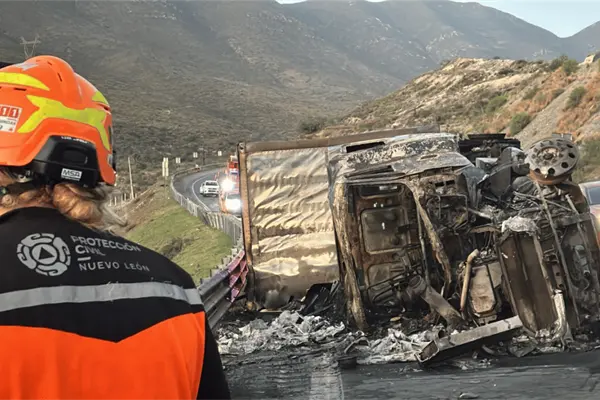 Tráiler vuelca y se incendia en carretera Monterrey-Saltillo Tráiler vuelca y se incendia en carretera Monterrey-Saltillo