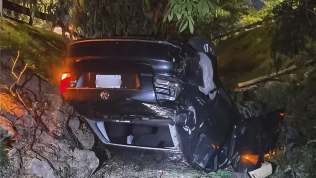 VIDEO | Auto cae desde un puente en el Periférico de Mérida tras cerrarle el paso a una camioneta