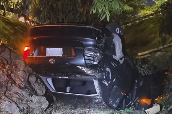 VIDEO | Auto cae desde un puente en el Periférico de Mérida tras cerrarle el paso a una camioneta VIDEO | Auto cae desde un puente en el Periférico de Mérida tras cerrarle el paso a una camioneta