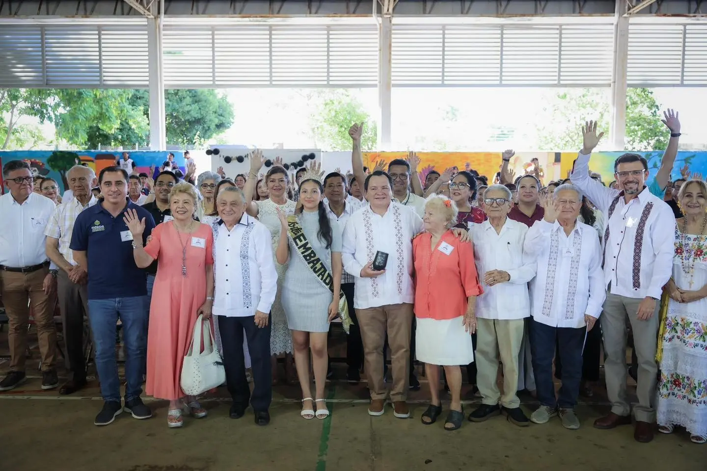 El gobernador estuvo acompaño por los fundadores del plantel Foto: Cortesía