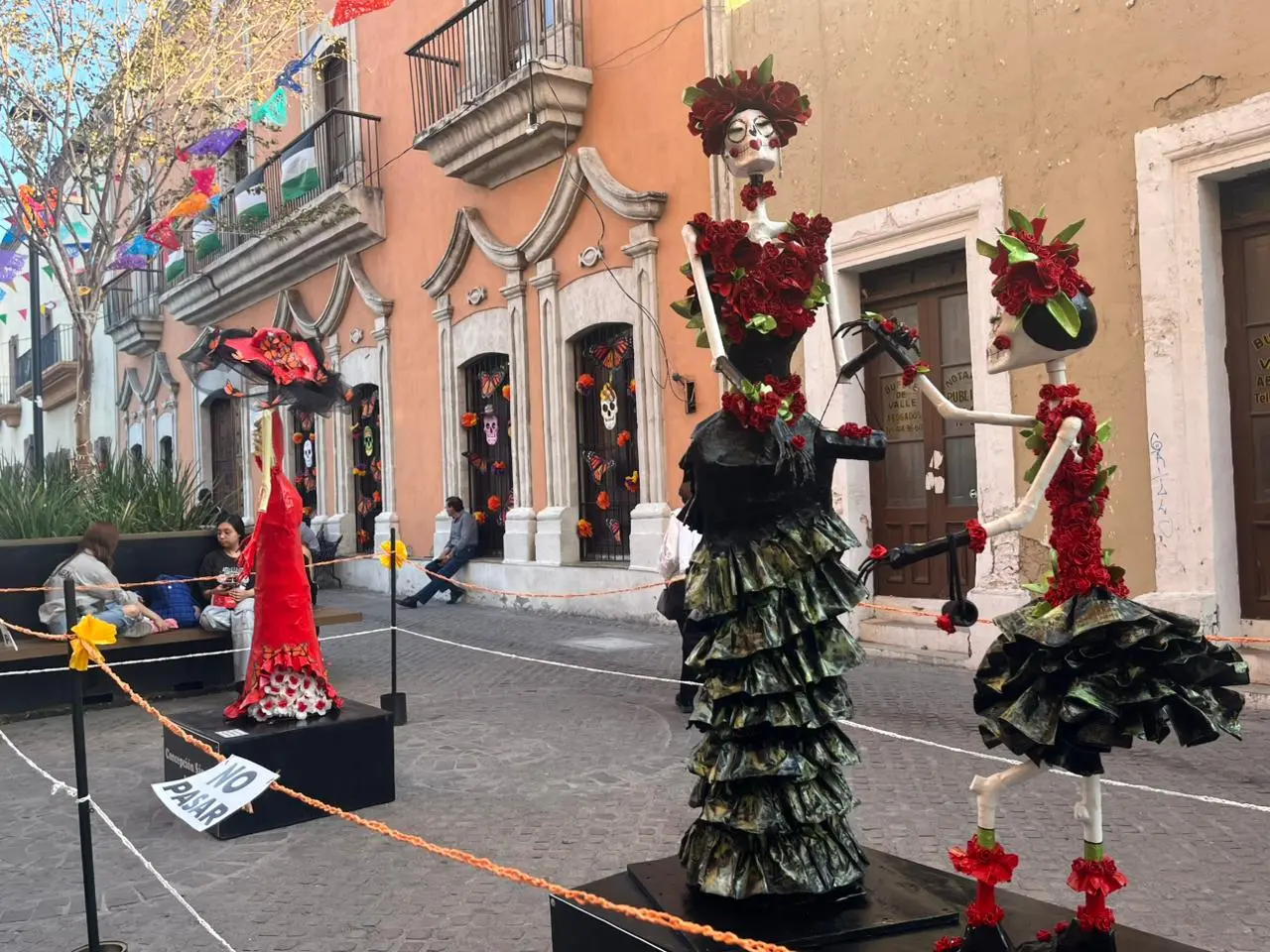 Las calles del Centro Histórico de Saltillo se llenan de color, catrinas, cempasúchil. (Fotografía: Leslie Delgado)