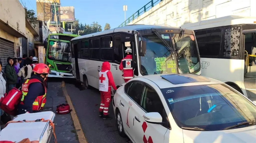 Choque múltiple en Toluca entre dos autobuses y un taxi deja al menos 15 heridos